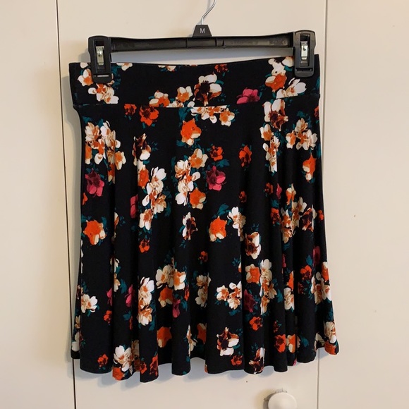 Decree flower skirt - Picture 3 of 4